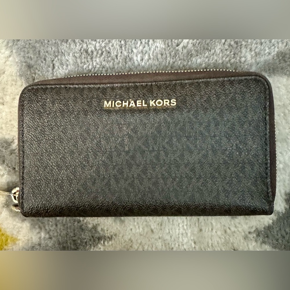 Michael Kors Zip around large wallet like new condition. Does not have strap.